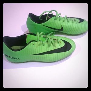 Boys youth size 4 outdoor soccer cleats